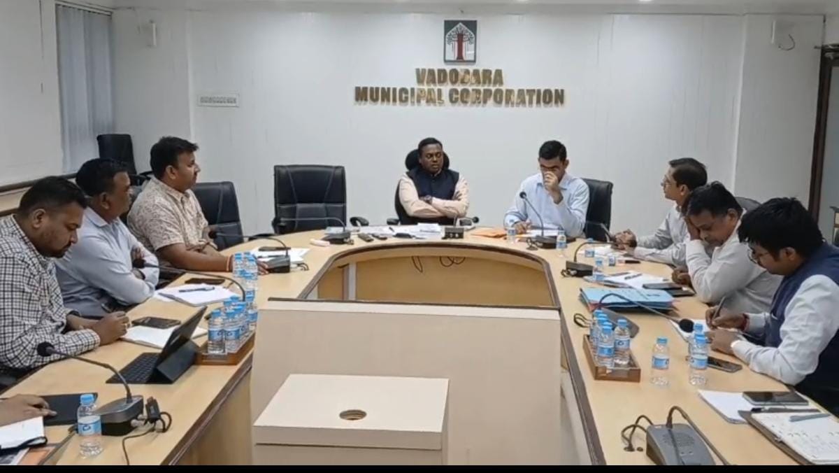 વડોદરામાં રસ્તાના ખાડા પુરવાની કામગીરી ઝડપથી પૂર્ણ કરવા કમિશનરનો કડક આદેશ