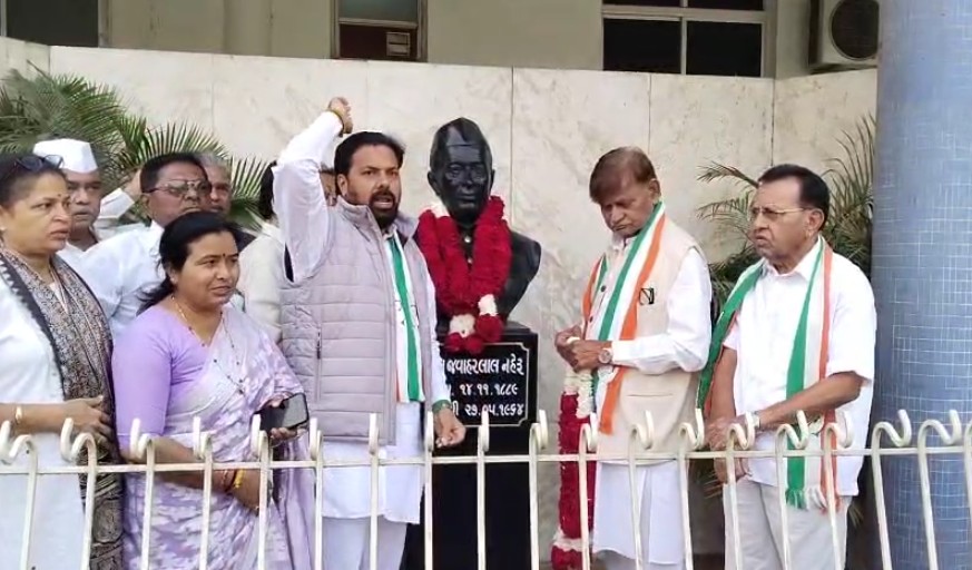 કોંગ્રેસ સમિતિ દ્વારા નહેરુ ભવન ખાતે જવાલાલ નેહરૂની પ્રતિમાને પુષ્પાંજલિ અર્પણ કરવામાં આવી