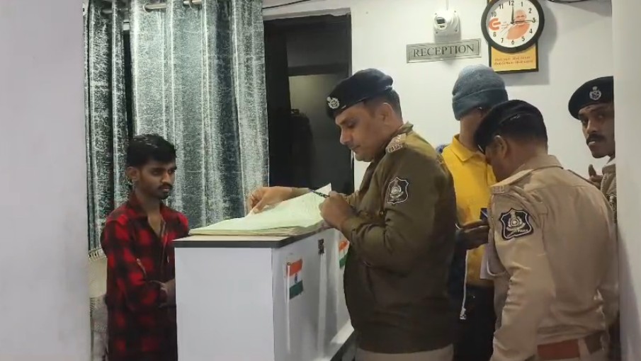 દિલ્હીમા થયેલા બ્લાસ્ટના પગલે DCP ઝોન 3 દ્રારા માંજલપુર, મકરપુરા વિસ્તારની હોટલમાં સર પ્રાઈઝ ચેકિંગ હાથ ધરવામાં આવ્યું હતું.