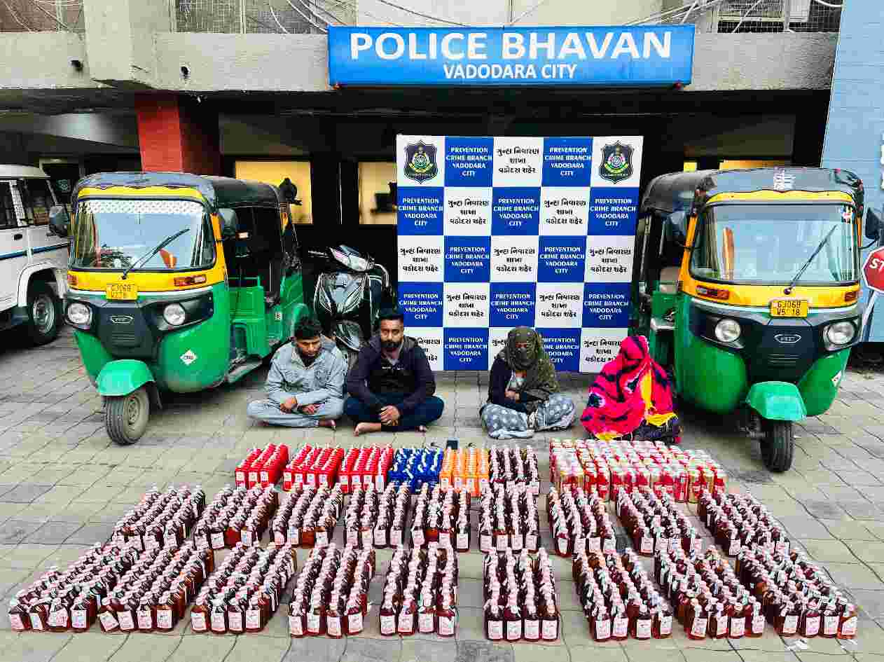 MP થી ઇગ્લીશ દારૂ લાવતી બે મહીલા તથા દારૂની ડિલિવરી કરવા જતા બે ઇસમોને રીક્ષા સાથે ઝડપી પાડતી પી.સી.બીની ટીમ