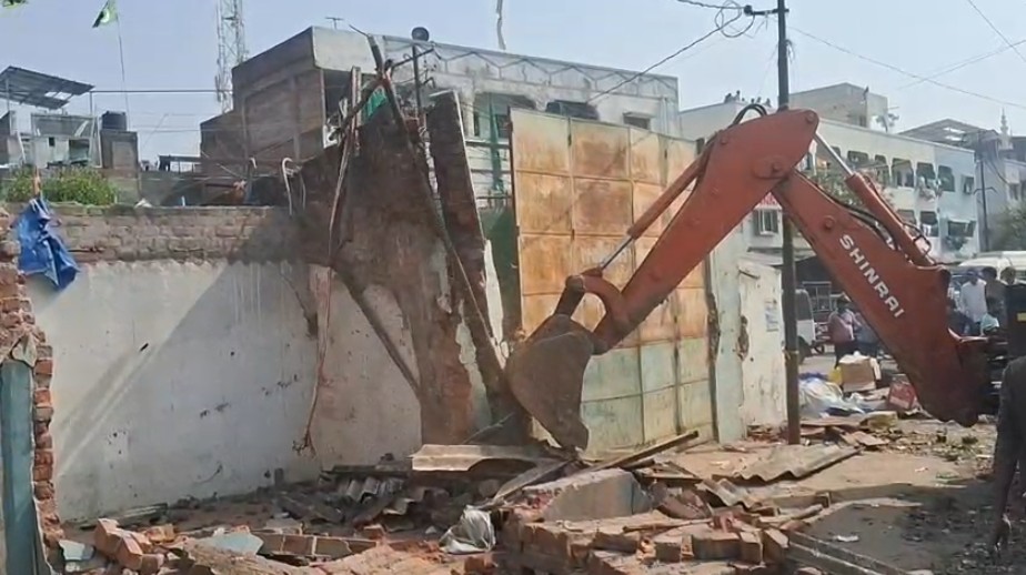 ટીપી 55 વિસ્તારમાં રોડ ઉપર નળતરરૂપ કાચા પાકા મકાનોના દબાણ દૂર કરવાની કામગીરી હાથ ધરી 