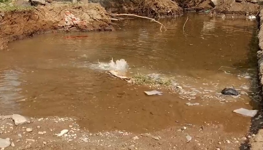 વોર્ડ નંબર 18માં રોડ પહોળો કરવાની કામગીરી દરમિયાન પાણીની લાઇનમાં ભંગાર થતાં મોટી માત્રામાં પાણી વ્યર્થ વહી ગયું