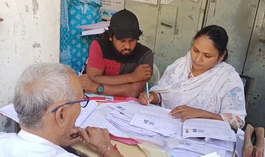 મતદાર યાદી સુધારણા અંગેની કાર્યવાહી માટે BLO મતદાન મથકે મળશે