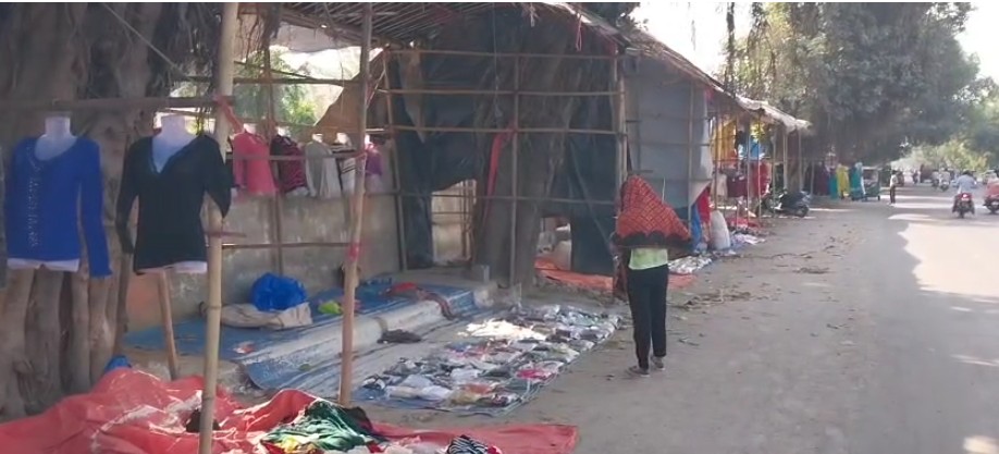 મહાનગરપાલિકા દબાણ શાખા ટીમની મોટી વાતો : લાલબાગ બ્રિજ નીચે વેપારીઓ રસ્તા પર ગેરકાયદેસર બામ્બુના શેડ બાંધી કરીને વ્યાપાર કરતા નજરે પડ્યા