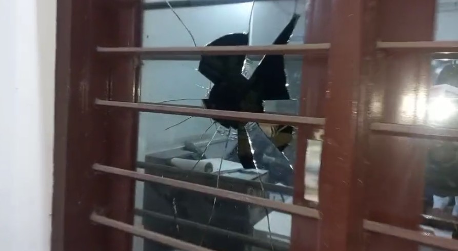 મધ્ય ગુજરાત વીજ કંપની ખાતે તોડફોડના દ્રશ્ય સર્જાયા.