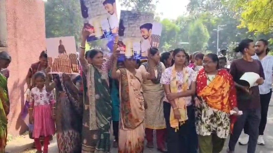 દારૂના અડ્ડાઓથી ત્રાહિમામ પોકારી ઊઠેલી મહિલાઓ સહિત સ્થાનિક રહીશો પોસ્ટરો સાથે પોલીસ ભુવન ખાતે પહોંચી અનોખો વિરોધ દર્શાવ્યો