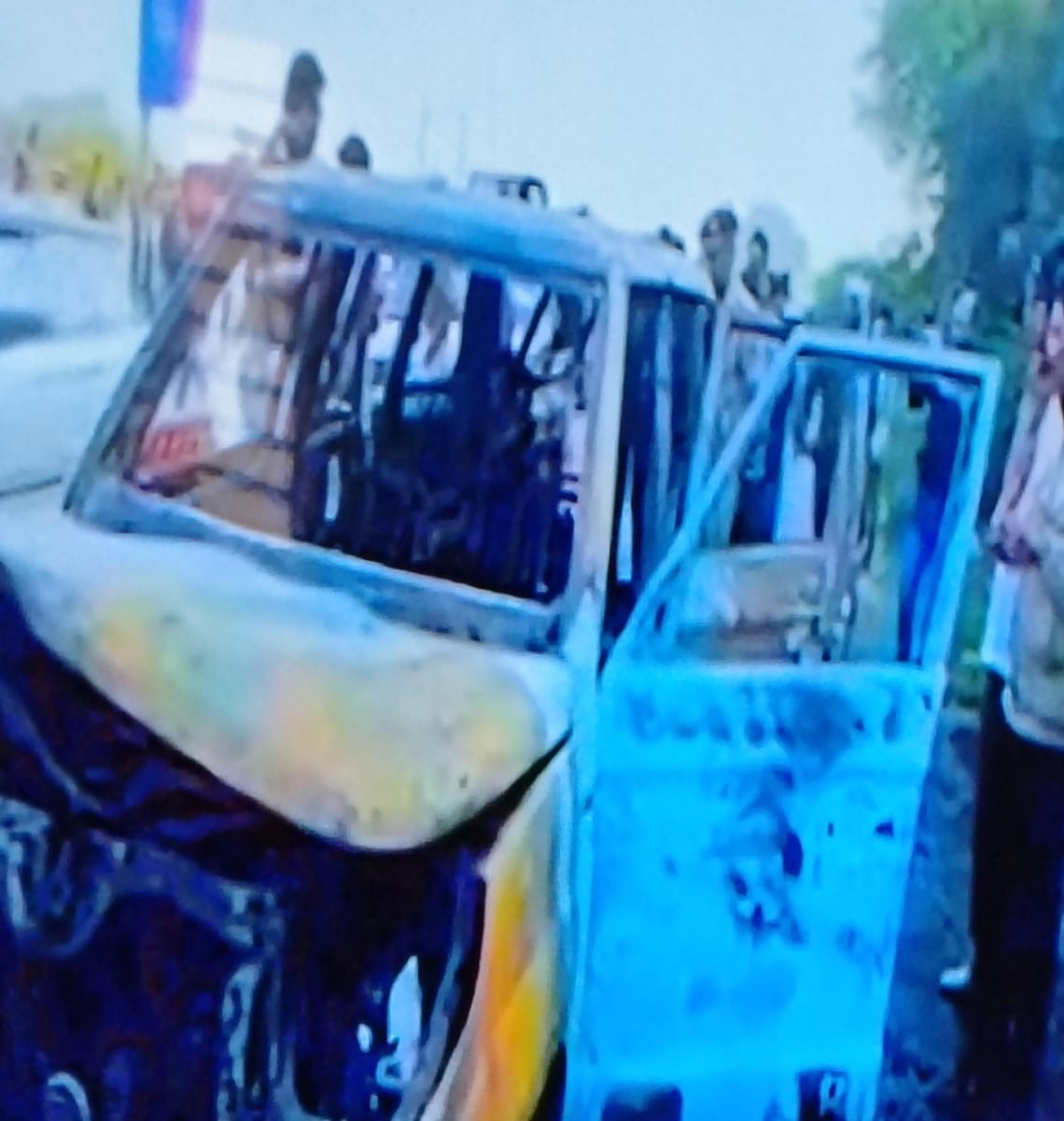 મોડાસાની એક ખાનગી હોસ્પિટલની એમ્બ્યુલન્સમાં ભીષણ આગ લાગતાં ડોક્ટર, નર્સ, બાળક અને અન્ય એક વ્યક્તિનું મોત