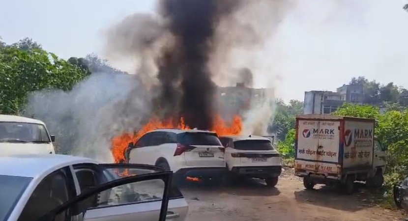 એક સાથે બે પાર્ક કરેલ ફોરવીલર ગાડીમાં આગ લાગતા સ્થાનિકોમાં નાશ ભાગ 