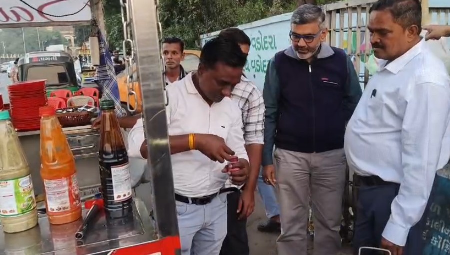 આરોગ્ય ટીમ દ્વારા આજે ન્યાય મંદિર સુરસાગર રોડ પર ખાણી પીણીની લારીઓ પર ચેકીંગ હાથ ધરવામાં આવ્યું