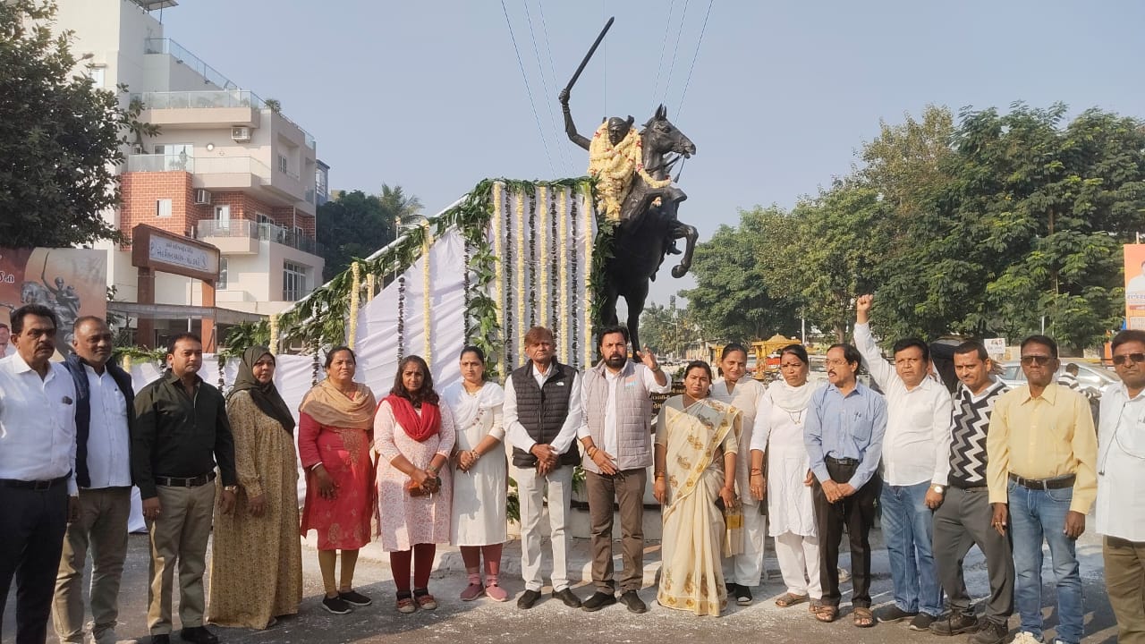 કોંગ્રેસ સમિતિ દ્વારા રાણી લક્ષ્મીબાઈને પુષ્પાંજલિ