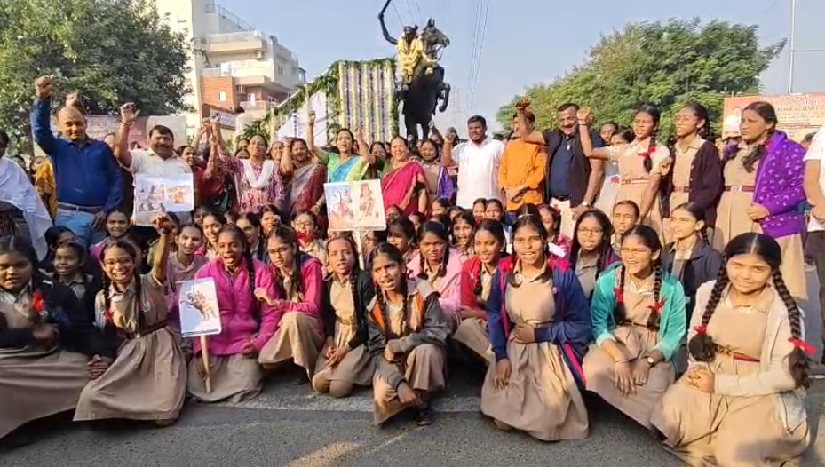 રાણી લક્ષ્મીબાઈ જન્મ જયંતી નિમિત્તે VMC દ્વારા રાણી લક્ષ્મીબાઈને પુષ્પાંજલિ અર્પણ કરવામાં આવી 