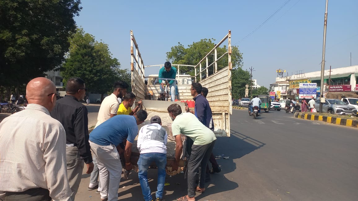 શહેરમાં દબાણ શાખાનો કડક ઝુંબેશ: અડીંગા જમાવી બેઠેલા દબાણકર્તાઓને સ્થળ પરથી ખસેડાયા.