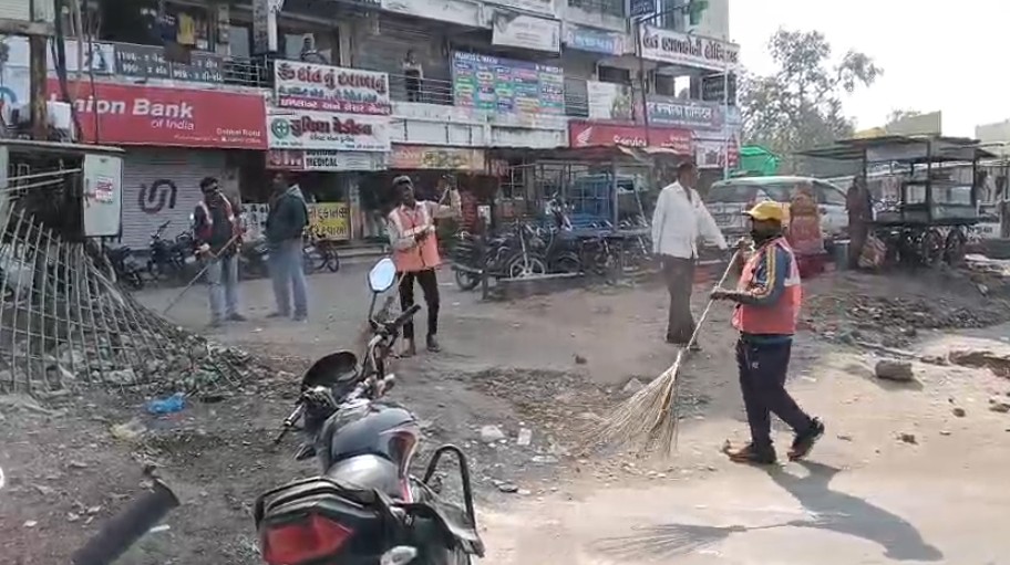 સંકલન મિટીંગ બાદ વોર્ડ નંબર 16 ના ઓફિસર સતર્ક બની ગયા છે : સ્ટાફ દ્વારા વોર્ડમાં ઝડપી ગતિએ મેકઅપ કામગીરી શરૂ