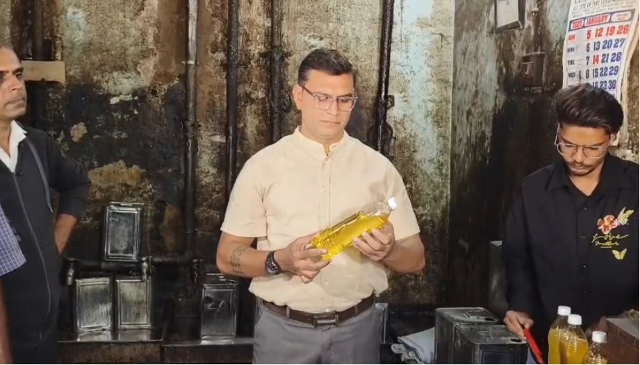 છૂટક તેલના વેપારીઓને ત્યાં પાલિકાની આરોગ્ય શાખા દ્વારા ચેકીંગ હાથ ધરાયું 