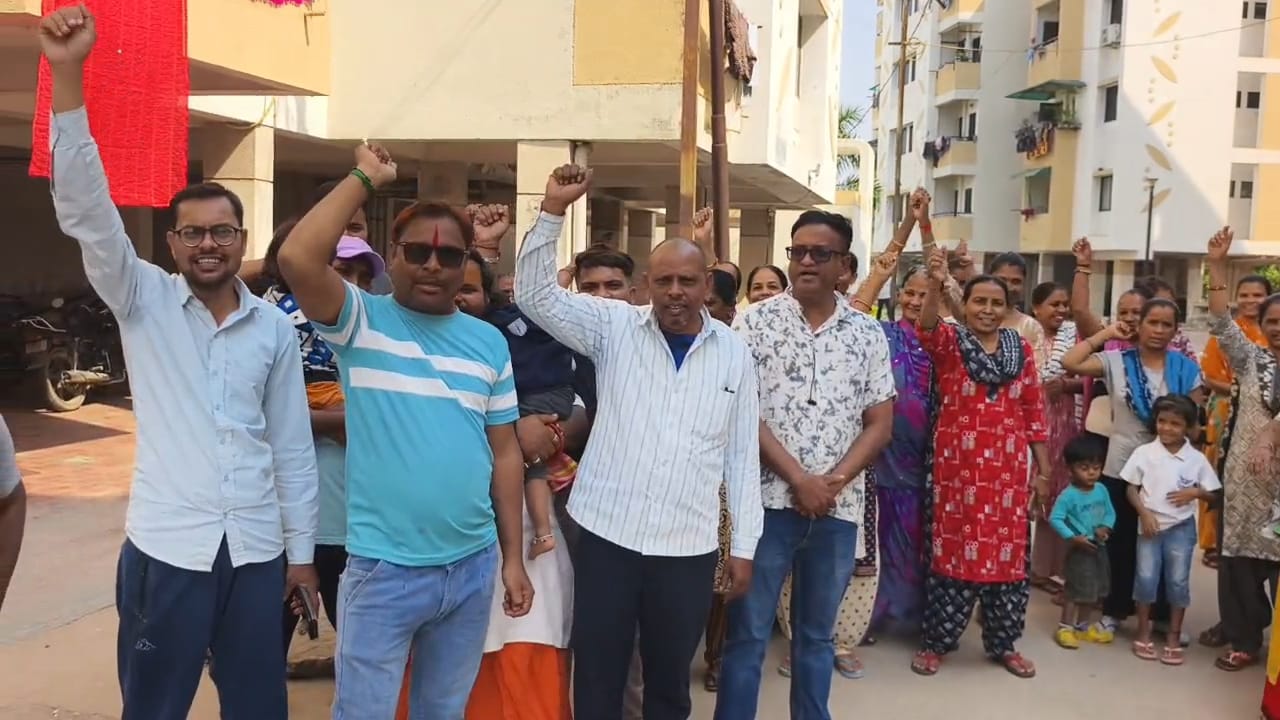 દંતેશ્વરના ભવ્ય દર્શન ફ્લેટના રહિશો દ્વારા સ્માર્ટ મીટરનો ઉગ્ર વિરોધ