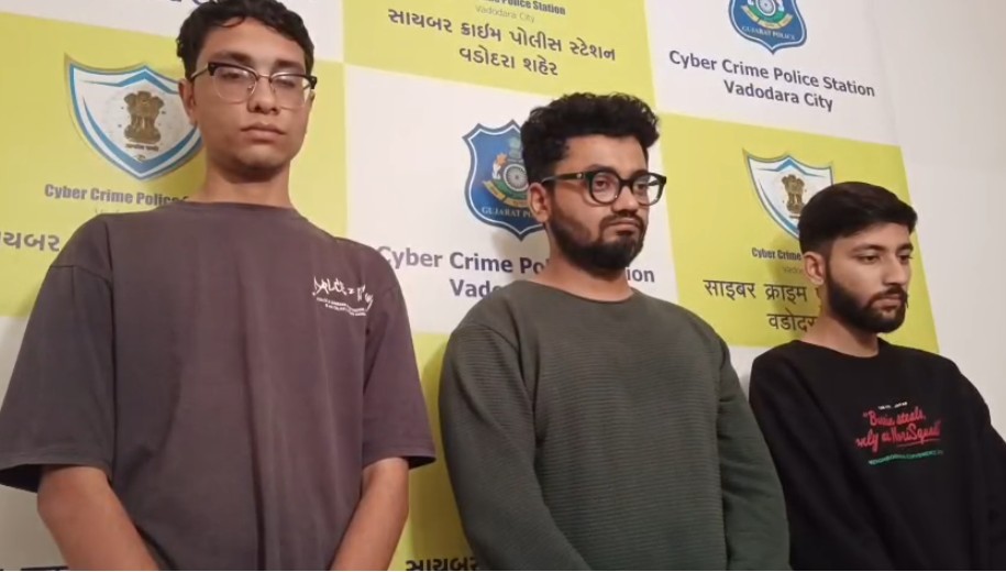 સાયબર સેલ દ્વારા ઇન્ટરનેશનલ કોલ સેન્ટર ઝડપી પાડી ત્રણ જણાની ધરપકડ કરવામાં આવી. 