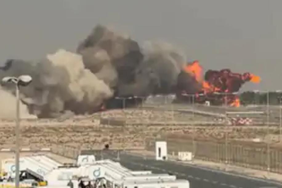 દુબઈ એર શોમાં પ્રદર્શન દરમિયાન એક ભારતીય તેજસ ફાઇટર જેટ ક્રેશ