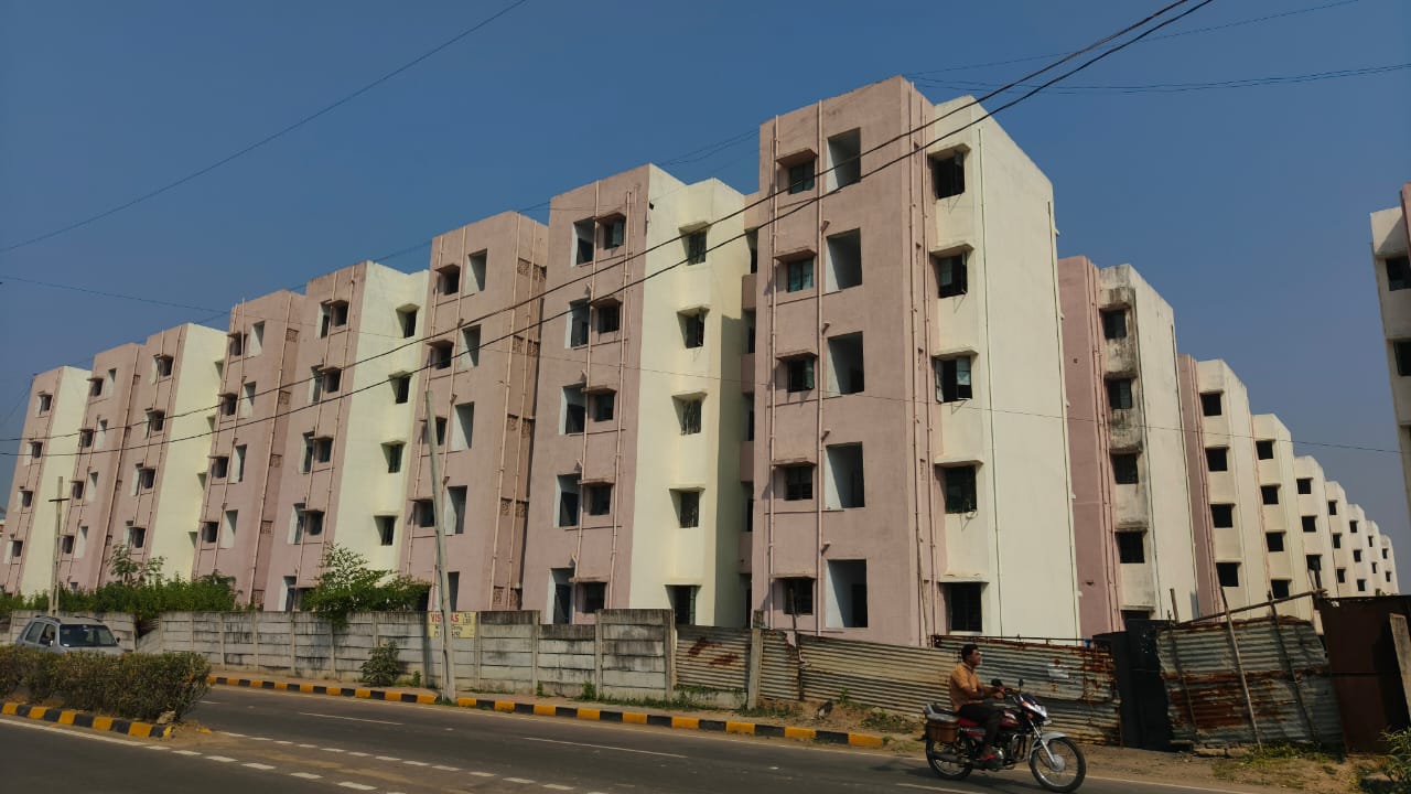 આવાસ યોજનામાં પાલિકાનો અણઘડ વહીવટ. ફાળવણી વગર જ ખંડેર !! અધિકારીઓનું સહિયારું કૌભાંડ.