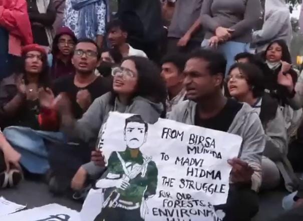 પ્રદૂષણની ભયાનક સ્થિતિને લઈને ઈન્ડિયા ગેટ સામે વિરોધ પ્રદર્શન બેરીકેડ તોડી પોલીસ પર હુમલો