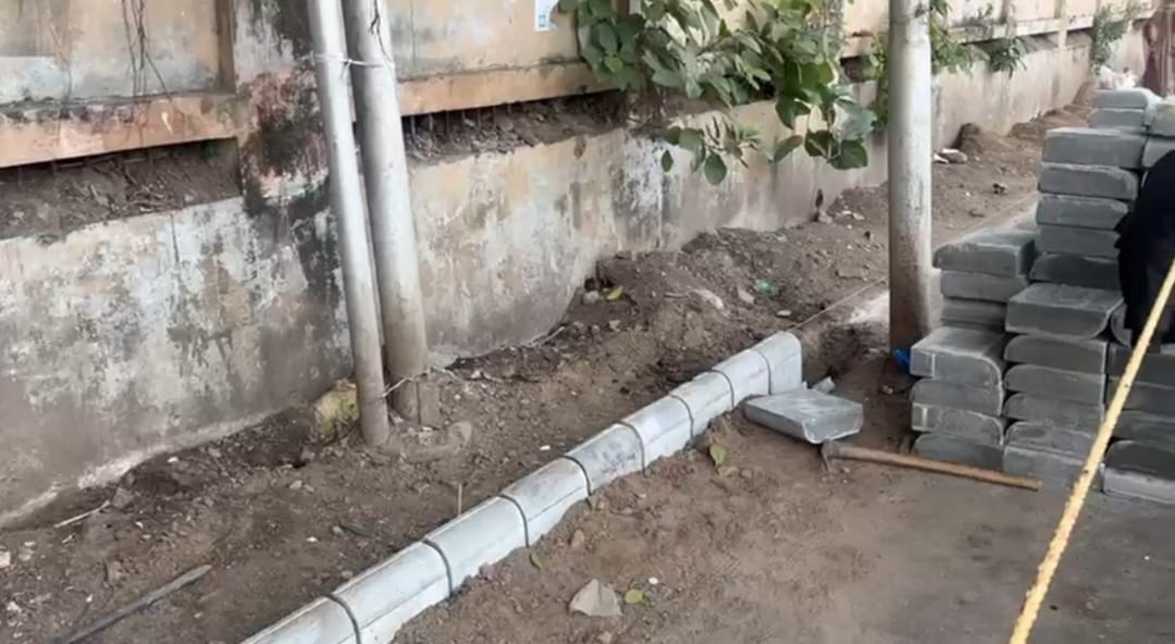 લાલ કોટઁથી દાંડિયા બજાર તરફ સુરસાગરની સામે વોલ ટુ વોલ રોડ ઉપર ૩-૪ ફૂટનો ફૂટપાથની કામગીરી 