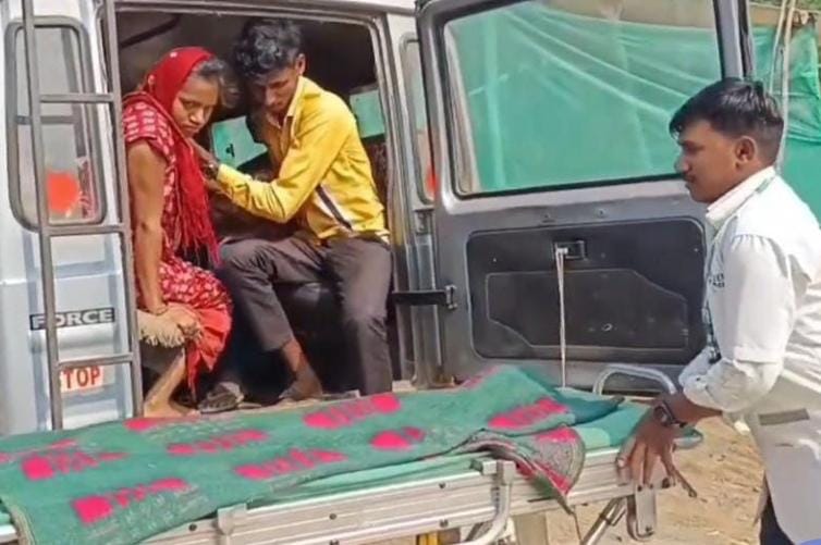 સગર્ભાને પ્રસૂતિ માટે કાચા રસ્તાના કારણે ઝોળીમાં નાખી ૧૦૮ એમ્બ્યુલન્સ સુધી લઇ જવાઈ