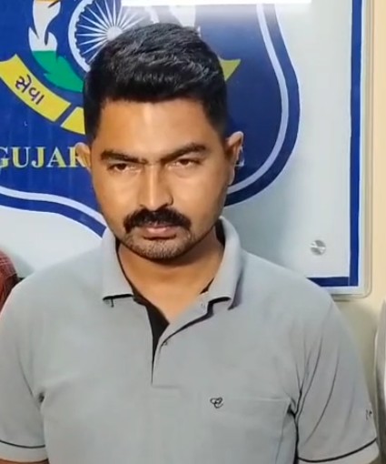 નવલખી મેદાનમાં વાહન સળગાવનાર હેડ કૉન્સ્ટેબલને આખરે સસ્પેન્ડ કરાયો