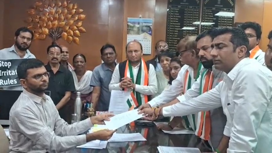 એસઆઇઆર કામગીરીની મુદત વધારવામાં આવે તેવી માંગ સાથે કોંગ્રેસ સમિતિ દ્વારા જિલ્લા કલેકટરને આવેદનપત્ર આપી રજૂઆત