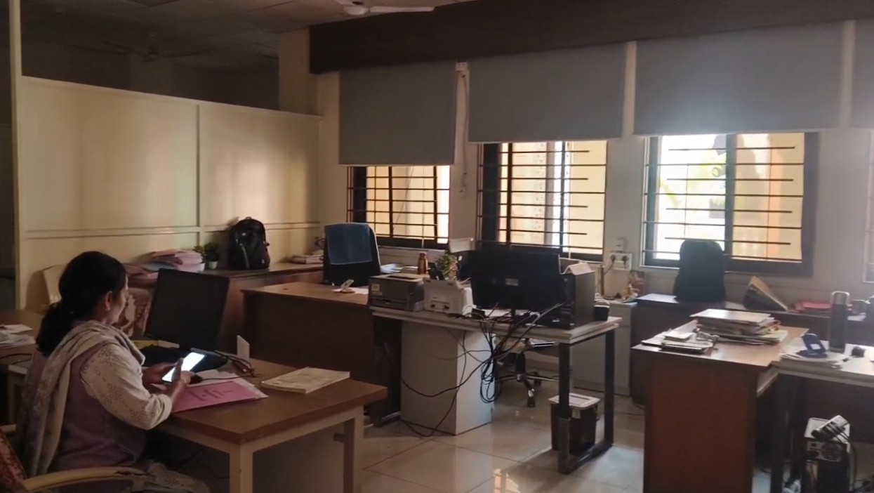 કલેકટર કચેરી ખાતે એસ આઈ આર પ્રક્રિયા દરમિયાન વીજ પુરવઠો ખોરવાયો