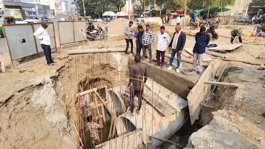 પાણીની લાઇનની કામગીરી ખાતે વોર્ડ નં 12 ના પ્રમુખ દ્વારા કામગીરીને સમથૅન આપી કામ વહેલી તકે પૂર્ણ કરવામાં આવ્યું 