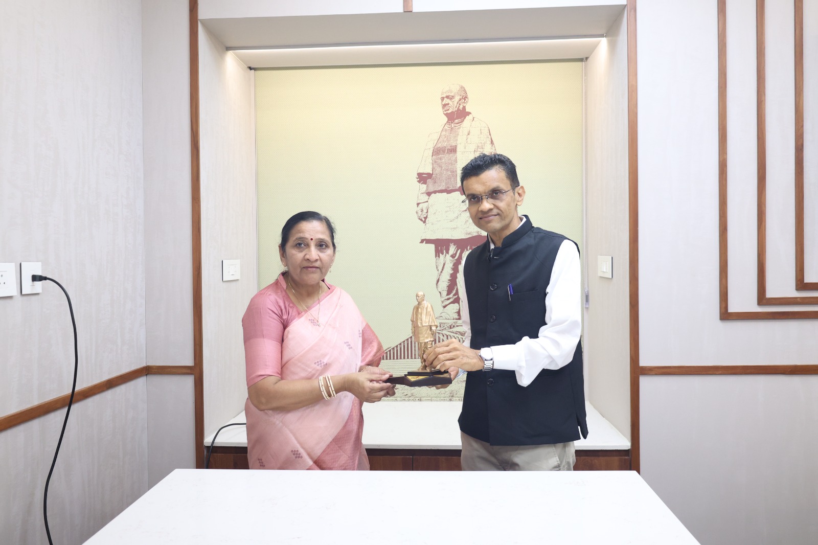 લોહપુરુષ સરદાર સાહેબની ૧૫૦મી જન્મજયંતી નિમિત્તે વિશ્વની સૌથી વિરાટકાય પ્રતિમાના ચરણોમાં પુષ્પાર્પણ કરી ભાવવંદના કરતાં કેન્દ્રીય રાજયમંત્રી નિમુ બાંભણીયા