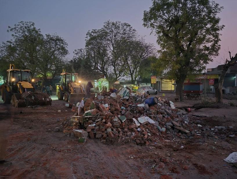 અડાલજ-ઝુંડાલ રોડ પર આવેલા બાલાપીર દરગાહનું દબાણ દૂર કરવામાં આવ્યું