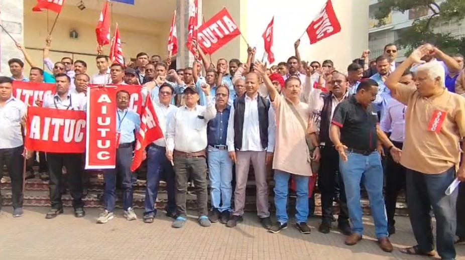 કોન્ટ્રાક્ટ યુગની શરૂઆત? ગાંધીનગર ગૃહ ખાતે કામદાર સમિતિનું ધરણા પ્રદર્શન