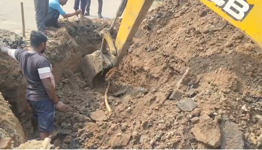 પીવાના પાણીની લીકેજ લાઇનના ચાલું કામ દરમિયાન અચાનક ગેસ લાઇન તૂટી જતા અફરા તફરીનો માહોલ સર્જાયો