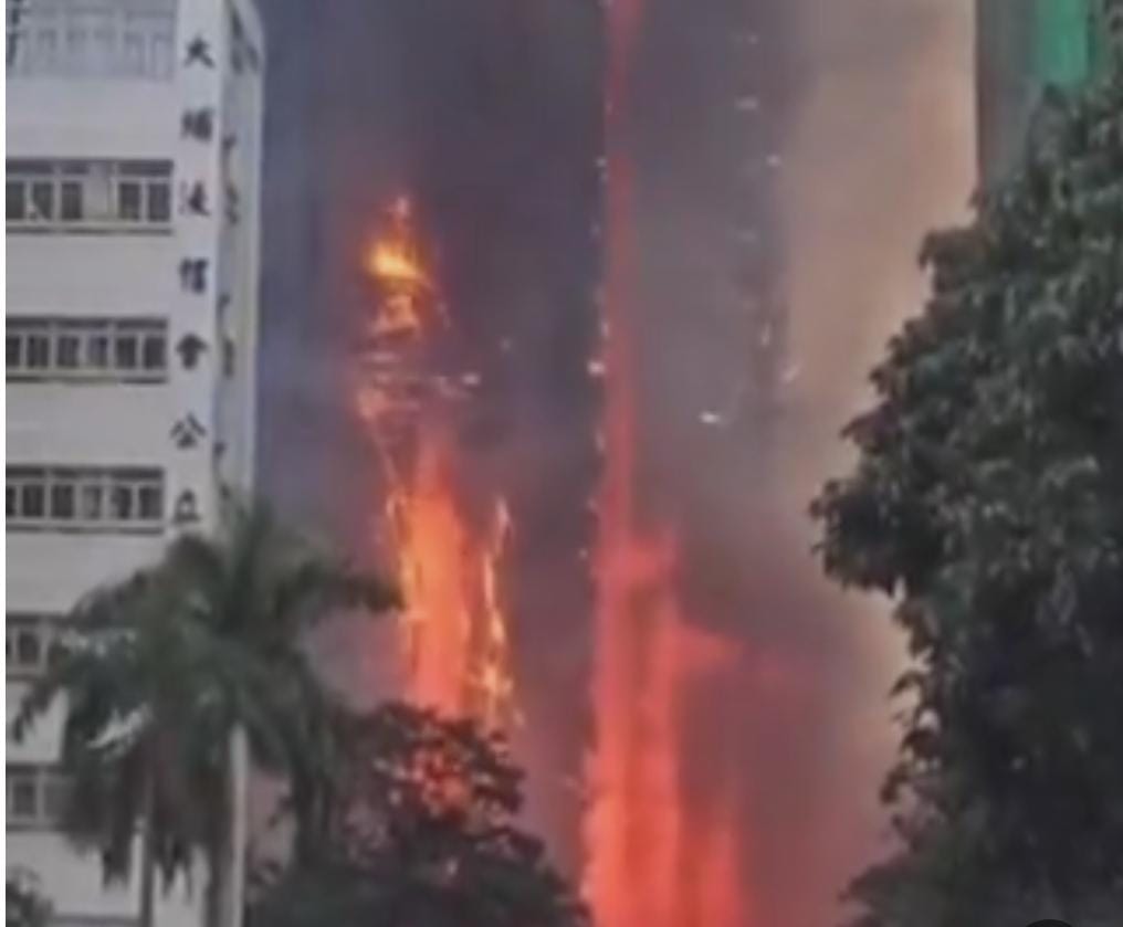 હોંગકોંગના તાઈ પો માં બહુમાળી રહેણાંક સંકુલમાં ભીષણ આગ લાગતા કુલ 36 લોકોના મોત, 300 લોકો ગુમ થયા 