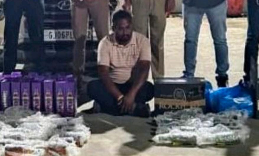 સાંકરદાના ખેતરમાં મકાન પાછળથી કારમાંથી વિદેશી શરાબની કુલ ૯.૪૦ લાખની કિંમતની ૨૫૬ બોટલ મળી