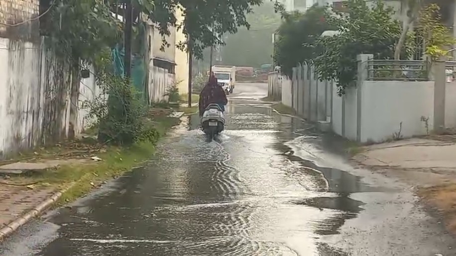  હરણી રોડ પાર પાણીની મુખ્ય લાઈનમાં ભંગાણ થતા આસપાસની સોસાયટીઓમાં પાણીની રેલમછેલ