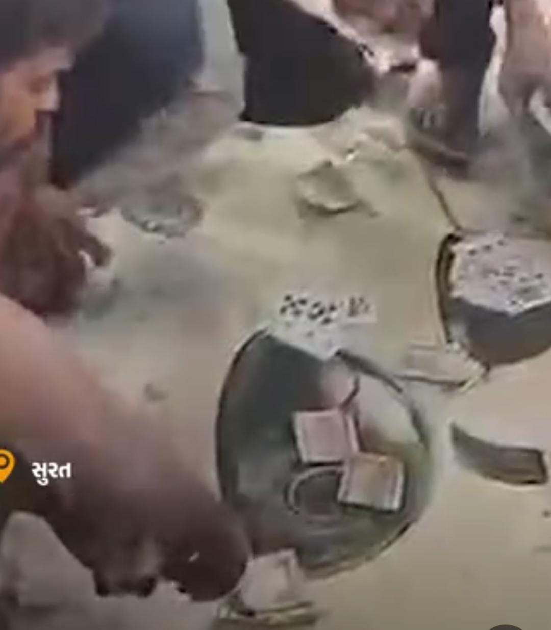 સુરતમાં જાહેરમાં બ્રિજ નીચે ખાટલામાં  સૂતાં-સૂતાં 10 વર્ષનો છોકરો ગાંજો વેચે છે