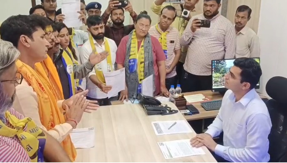 રાજકીય પાર્ટીના બેનરો દૂર ન કરીને ધાર્મિક બેનરો દૂર કરતા આમ આદમી પાર્ટી દ્વારા મહાનગર વડી કચેરી ખાતે આવેદનપત્ર આપવામાં આવ્યું