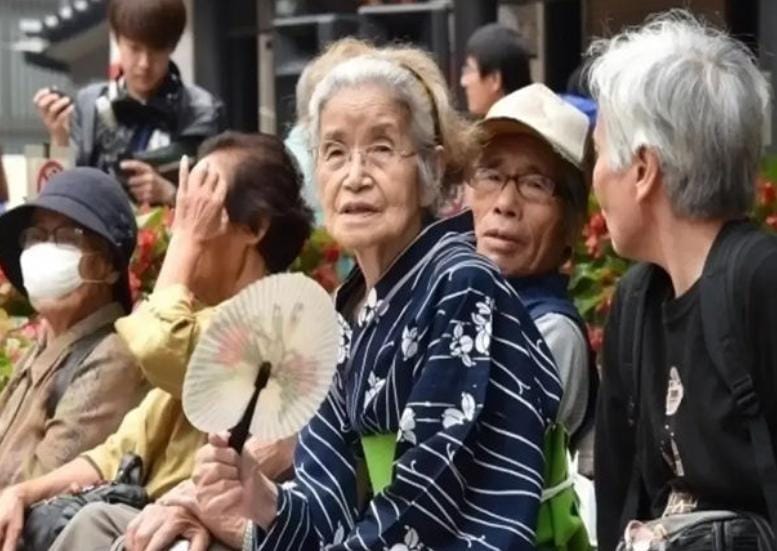 ૧,૨૩,૩૩૦ જાપાનીઓની વય ૧૦૦ કે તેથી વધુ છે. ભારતમાં ૩૭,૯૮૮ શતાયુ વયના રહે છે.