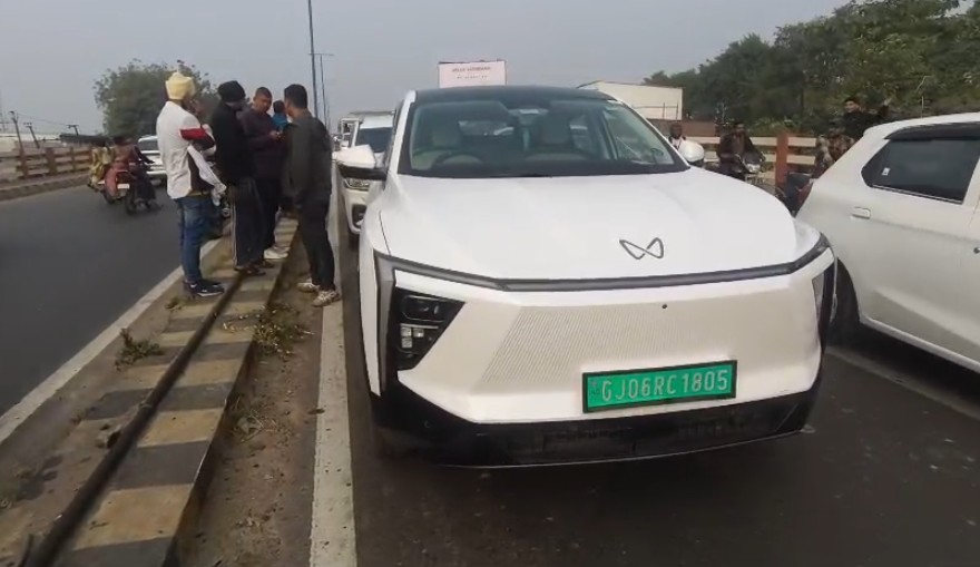 વડસર બ્રિજ પર બે ફોરવીલરની ટક્કરના કારણે ભારે ટ્રાફિકજામ 