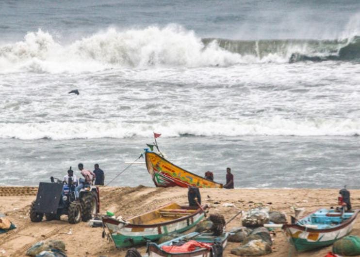 દિતવાહ વાવાઝોડાએ ભારતના પડોશી દેશ શ્રીલંકામાં વિનાશ વેર્યો