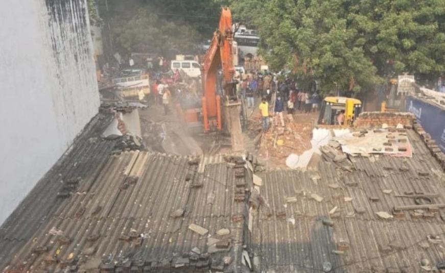 નરેન્દ્ર મોદી સ્ટેડિયમ પાસે અડચણરૂપ મકાનો દૂર કરવાની મોટી કામગીરી આજે વહેલી સવારથી હાથ ધરવામાં આવી