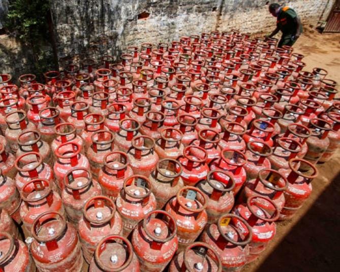 LPG સિલિન્ડર અને ઘરેલું સિલિન્ડરના નવા દરો ઘરેલું LPG સિલિન્ડરના દરોમાં કોઈ ફેરફાર નથી