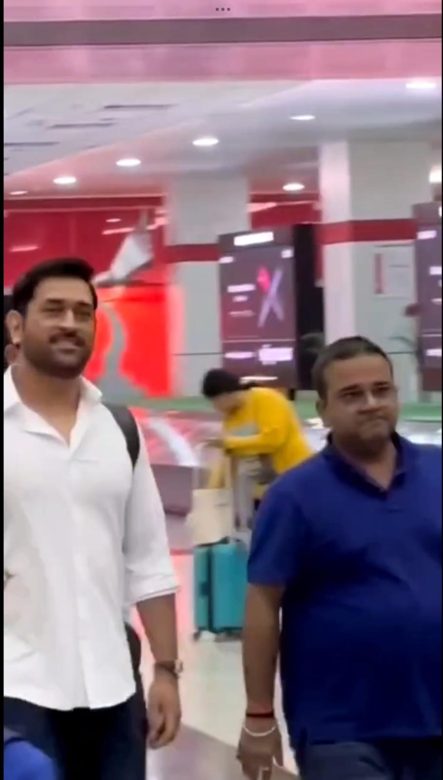 વડોદરા એરપોર્ટ પર એમ.એસ. ધોનીની અચાનક એન્ટ્રી