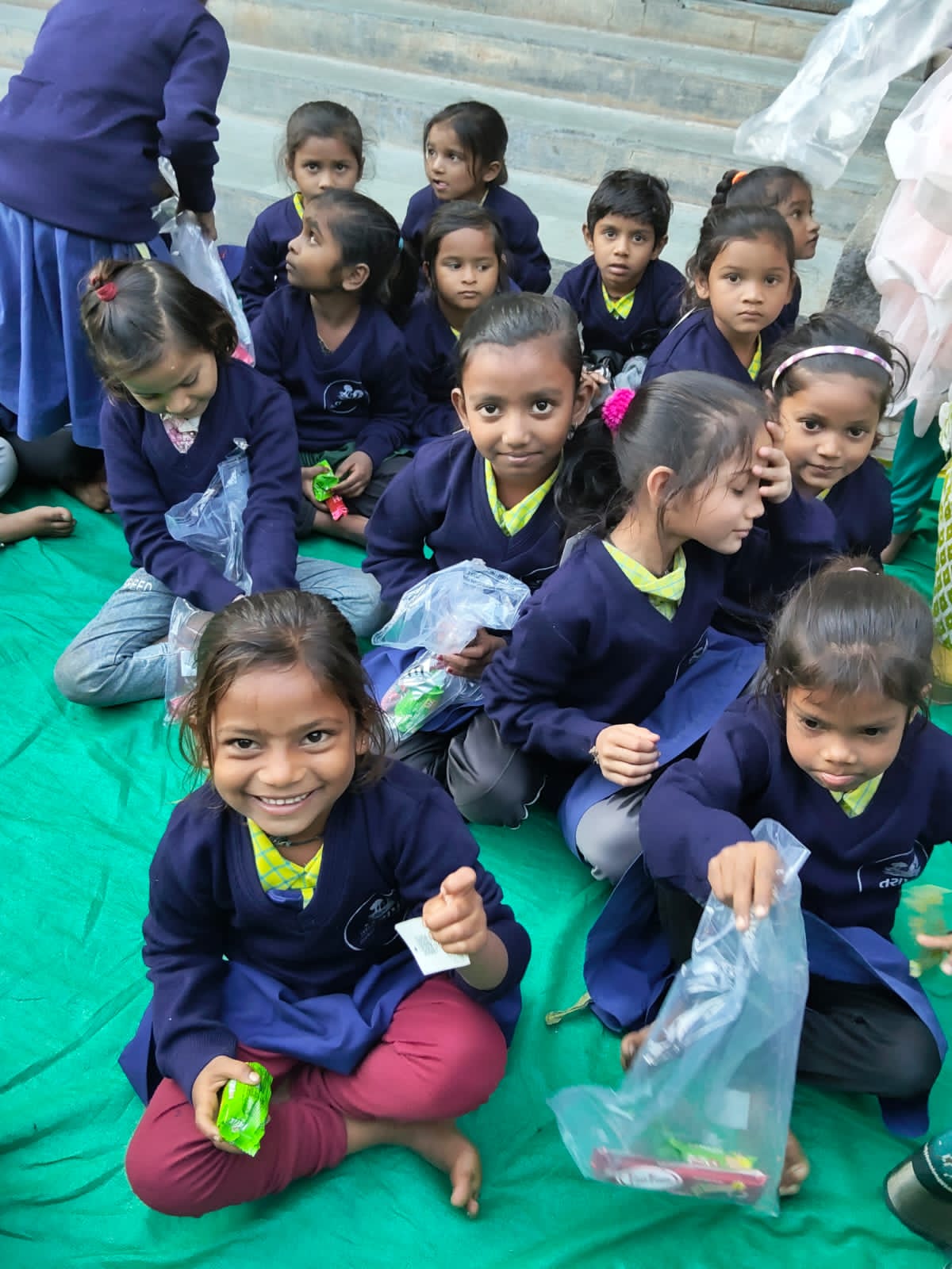 વડોદરાના તરાપો ફાઉન્ડેશનનો હૂંફાળો અભિગમ આદિવાસી વિસ્તારની ૧૫ શાળાના  ૨૧૦૦ થી વધુ બાળકોને સ્વેટર્સ અપાયા