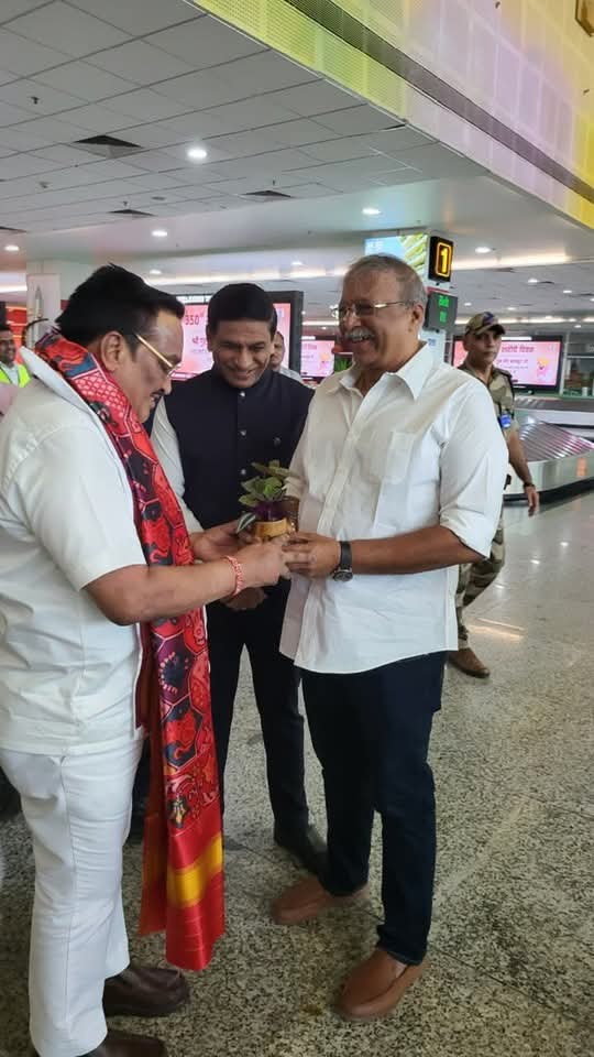 પટિલ દાદાની એરપોર્ટ ઉપર પધરામણી. પ્રમુખ,ચેરમેન,ડેપ્યુટી મેયર વિ.એ કર્યું સ્વાગત