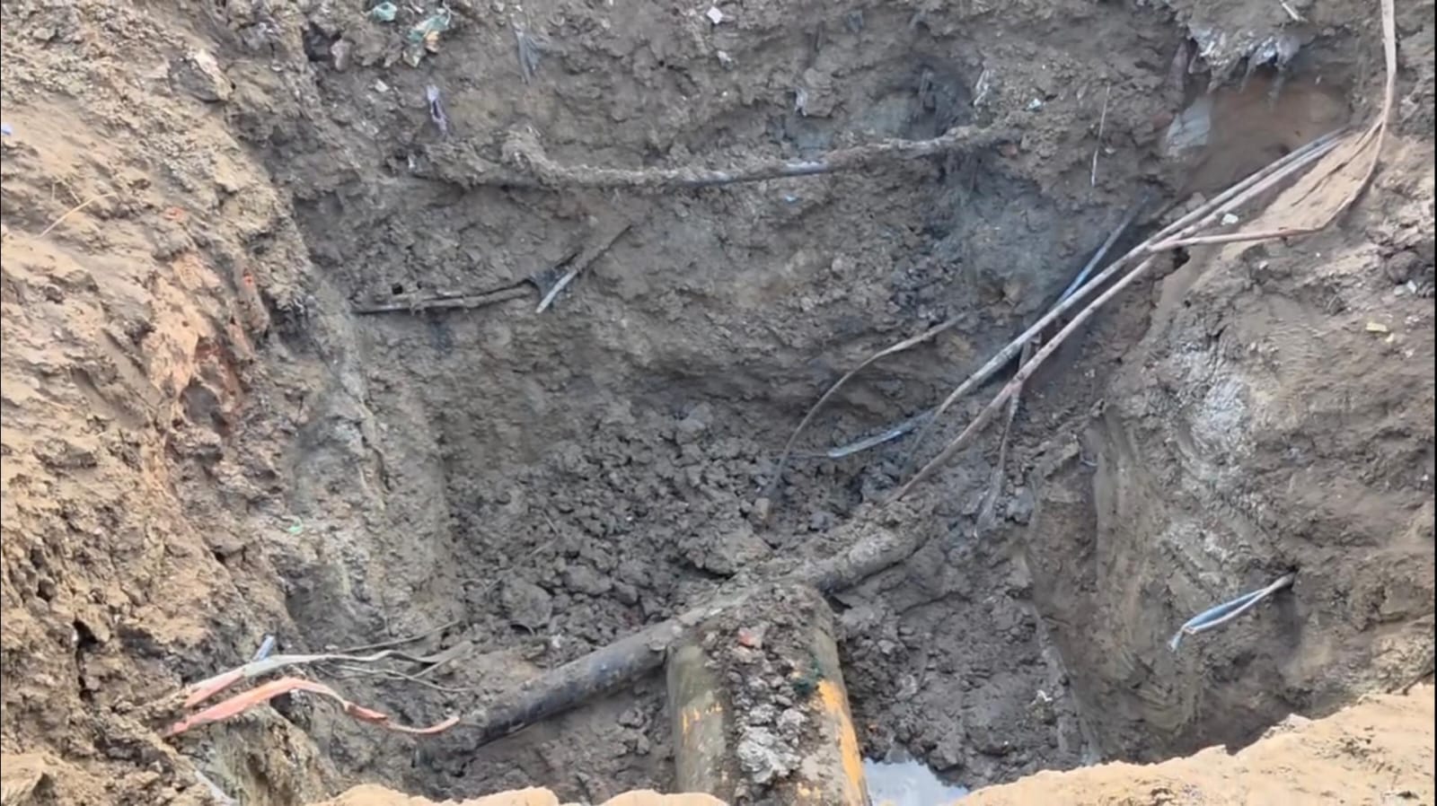 ગેસ પાઇપ લાઈન તોડવાની દુર્ઘટના માટે પાલિકાના જવાબદાર અધિકારીઓ ઉપર આકરા પગલા કેમ નહીં ?