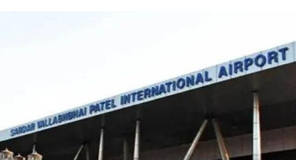 અમદાવાદના સરદાર પટેલ ઈન્ટરનેશનલ એરપોર્ટ પર તાત્કાલિક ફ્લાઇટનું ઈમરજન્સી લેન્ડિંગ