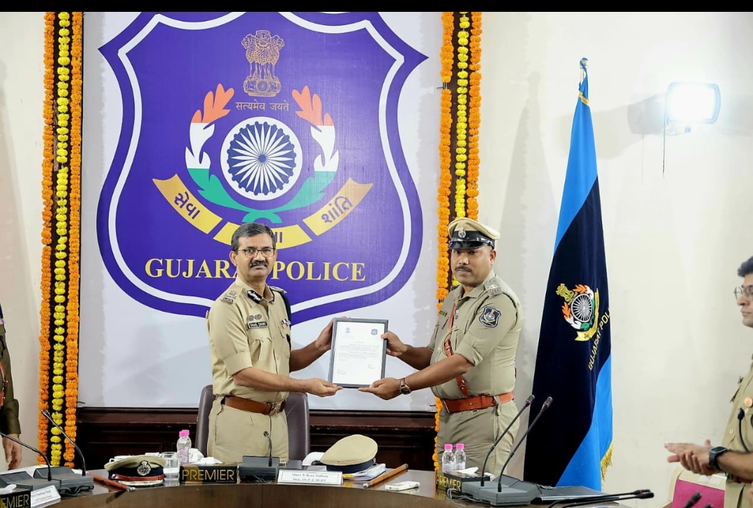 વડોદરા રેન્જમાં ડીજીપી વિકાસ સહાયની સમીક્ષા બેઠક; સંવેદનશીલ વિસ્તારોમાં એરિયલ પેટ્રોલિંગના આદેશ.