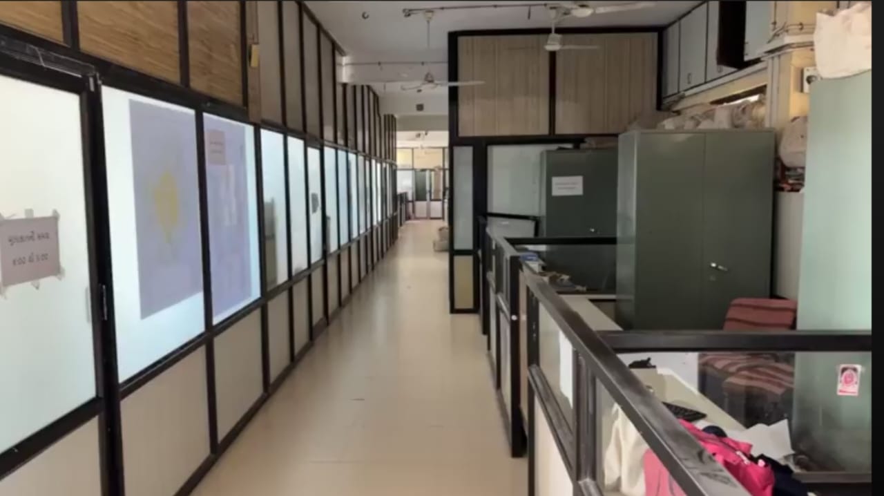 પાલિકા ખાતે અધિકારીઓનો માસ સી.એલ.; વડી કચેરી સૂમસામ.